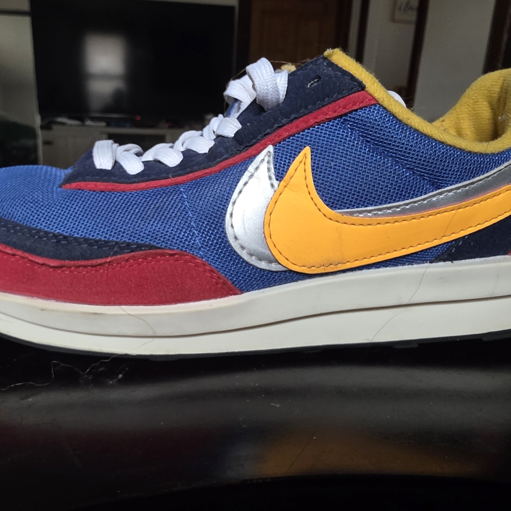 Nike Saci  Multicolor Athletic Shoes - Blue, Yellow, Red